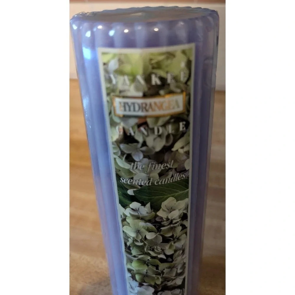 VINTAGE Yankee Candle Hydrangea Pillar 9